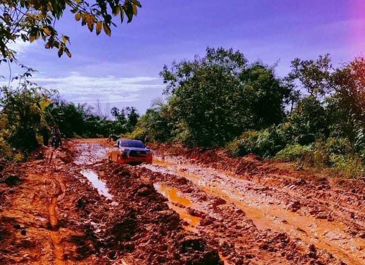 MIRIS: Kondisi jalan penghubung antar desa di Kecamatan Muara Ancalong Kutim yang berlumpur saat hujan.