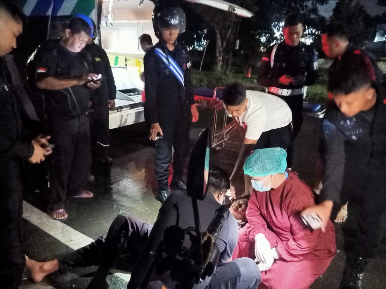 HATI-HATI: Kecelakaan terjadi di kawasan Jalan Pulau Balang, warga dan personel Brimob mengevakuasi korban ke puskesmas.