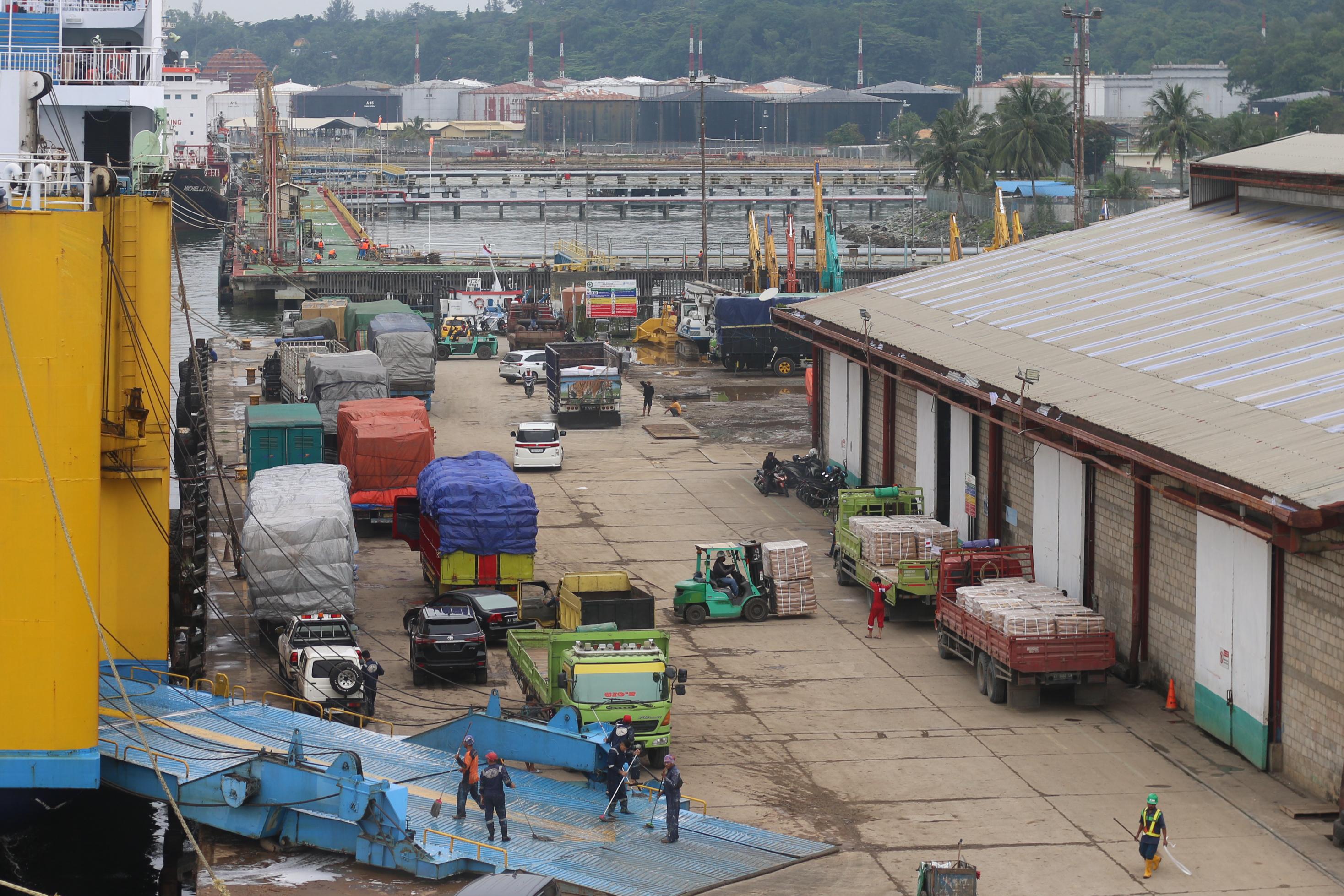 KINERJA: Angkutan barang melalui jalur laut naik 2,73 persen.