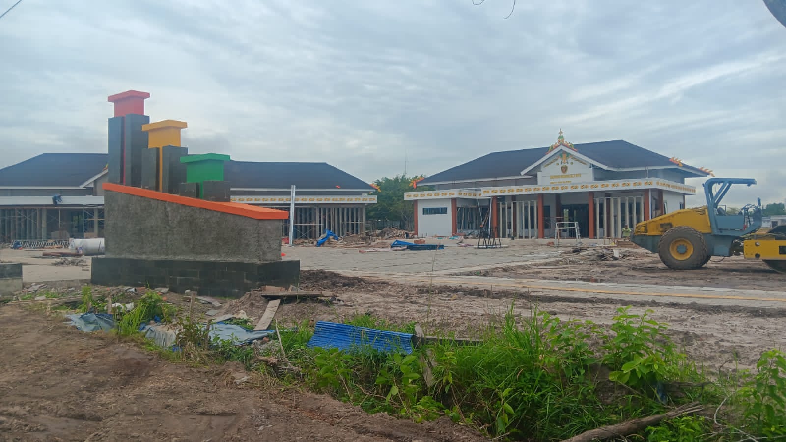 BERTAHAP: Pekerjaan fisik RTH di depan Stadion Panglima Sentik memasuki tahap akhir.