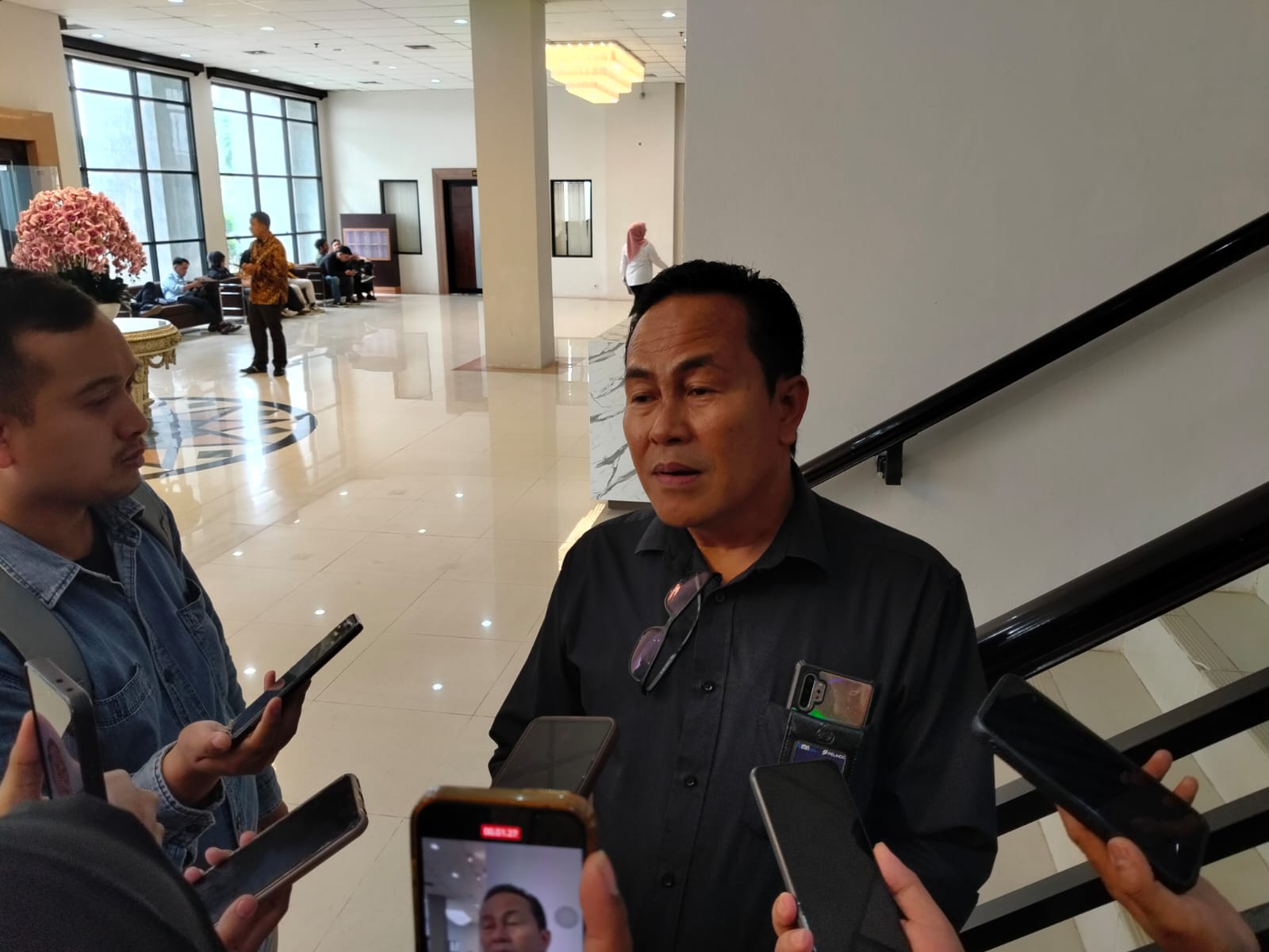 General Manager Pelindo Regional 4, Capt. Suparman, diwawancarai awak media di DPRD Kaltim, Rabu, 7 Januari 2026. (BAYU/KALTIM POST)