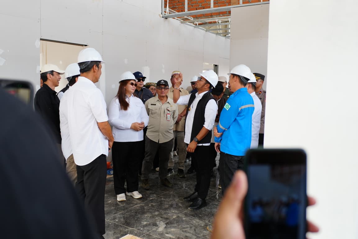 Bupati Mahulu Angela Idang Belawan (kiri) dan Gubernur Kaltim Rudy Mas