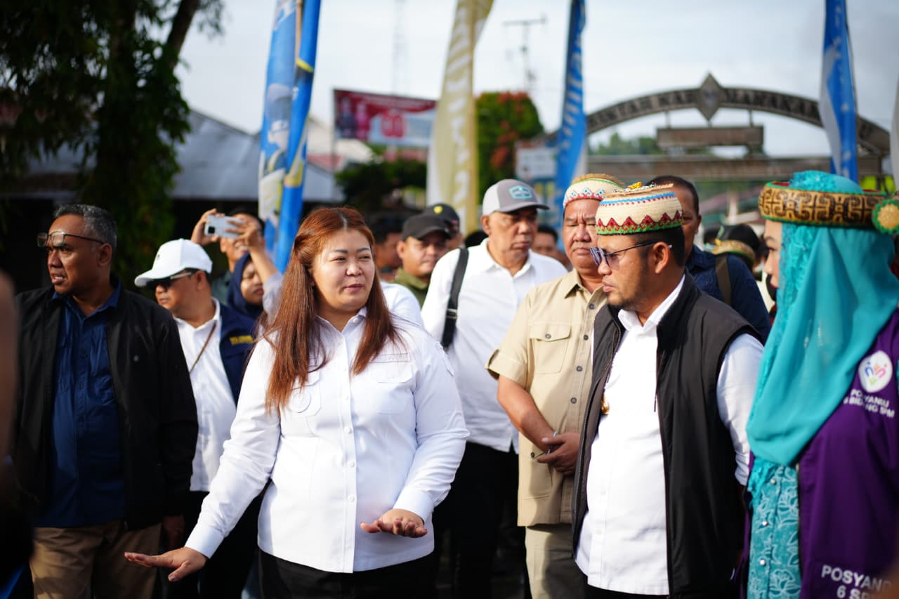 Bupati Angela Idang Belawan berbincang dengan Gubernur Kaltim Rudy Mas