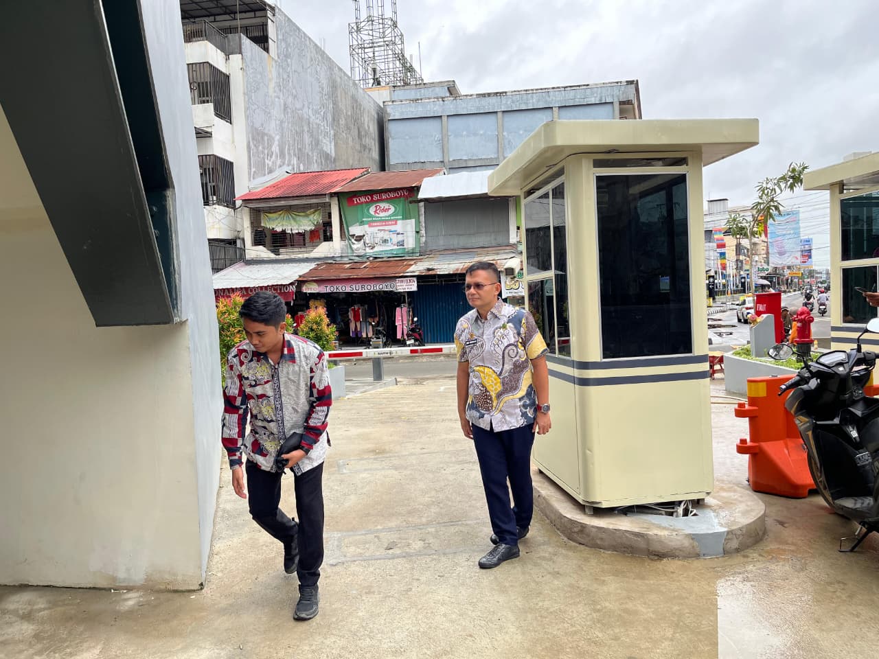 PERIKSA: Hotmarulitua Manalu (kanan) ketika mengecek penerapan parkir berbayar di gedung baru Pasar Pagi, kecamatan Samarinda Kota, Kamis (8/12).