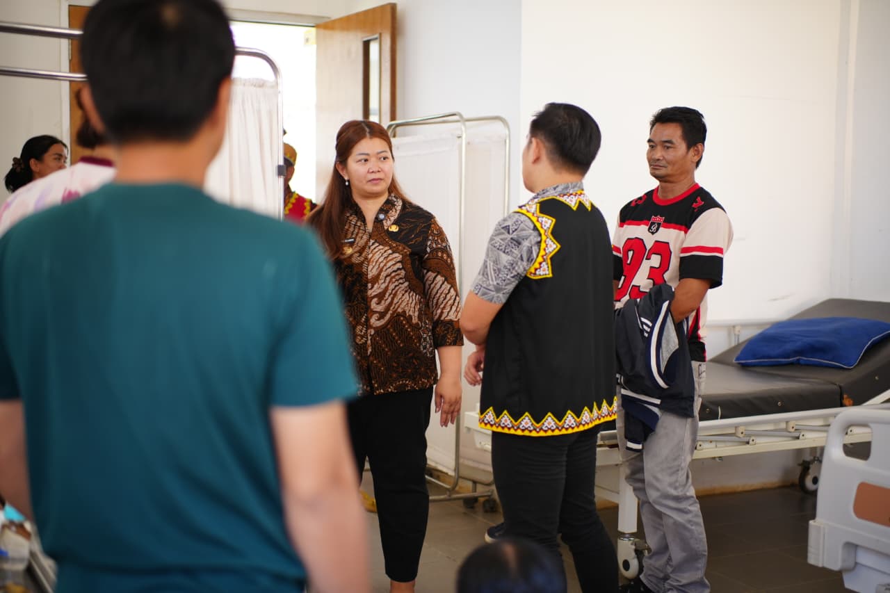 Bupati Mahulu Angela Idang Belawan mendengarkan penjelasan staf Dinkes Mahulu pada saat melakukan sidak di Puskesmas Laham, Kamis (8/1). JODY KRISTIANTO/KP