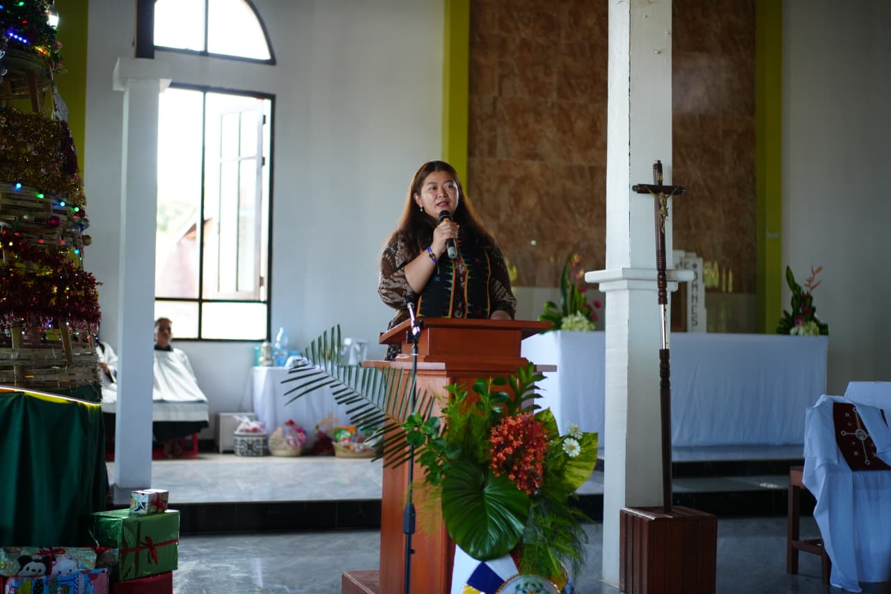 Bupati Mahulu Angela Idang Belawan menyampaikan sambutan pada gelaran Perayaan Ekaristi Natal di Gereja Katolik Paroki Hati Kudus Yesus, Kamis (8/1). JODY KRISTIANTO/KP