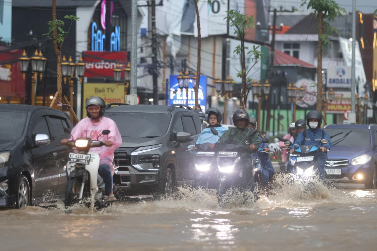 GENANGAN: Genangan di Jalan MT Haryono Balikpapan setelah diguyur hujan beberapa waktu lalu.