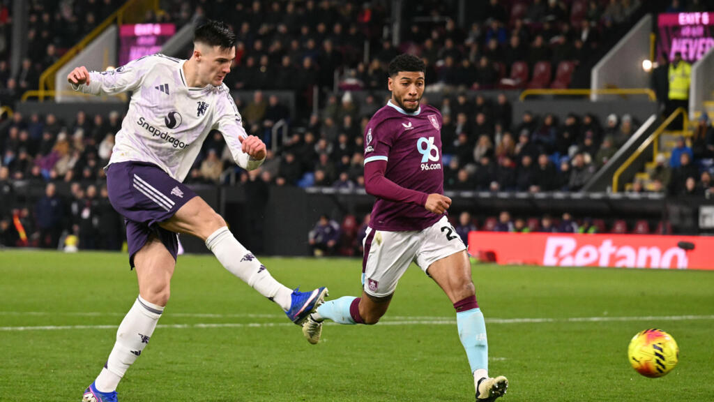Benjamin Sesko saat beraksi. Man United ditahan Burnley 2-2 dalam lanjutan Liga Inggris.