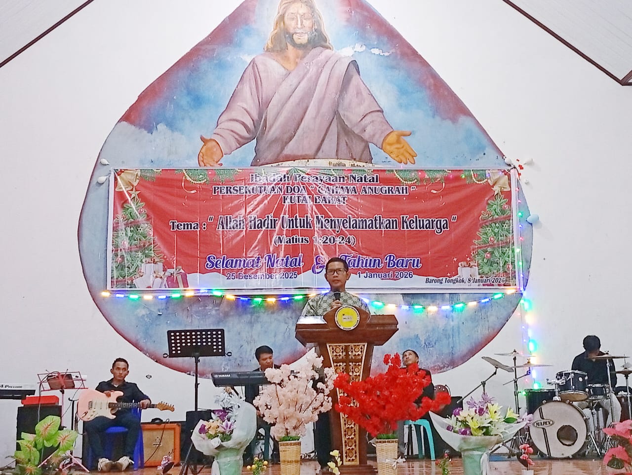 Nopandel saat menyampaikan sambutan Bupati Kubar.