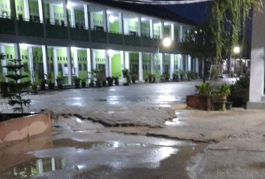 Kondisi halaman SD 010 Bontang Utara di Jalan Brokoli Raya, Kelurahan Gunung Elai, yang kini kering dan tidak terdampak banjir.