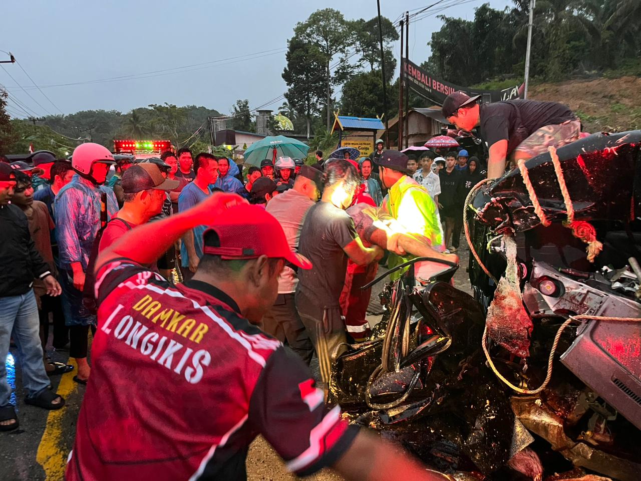 Petugas mengevakuasi korban kecelakaan maut di Jalan Negara, Desa Lombok, Kecamatan Long Ikis, Kabupaten Paser, Rabu (7/1/2026).
