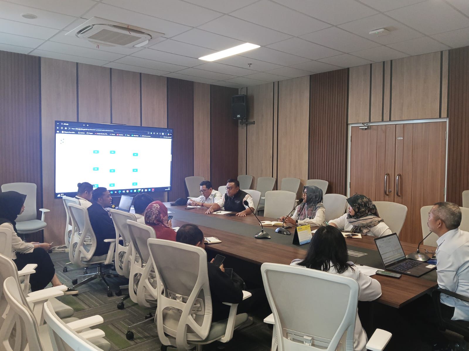 EVALUASI KERJA: Kabid PPO Rasman Rading (kanan) memimpin rapat perdana PPO tahun 2026.