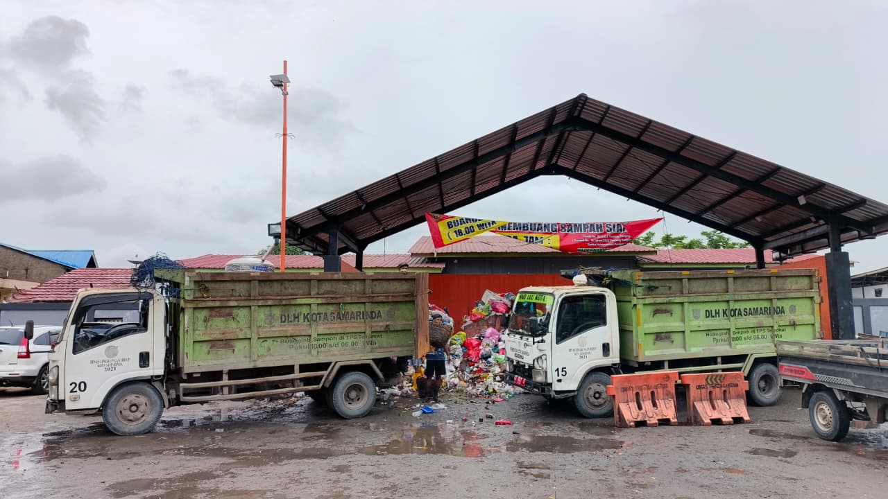 PELAYANAN: DLH menyiapkan penyesuaian anggaran serta skema untuk ratusan pekerja lapangan guna memastikan pengelolaan sampah tetap berjalan. (HAFIZ/KP)