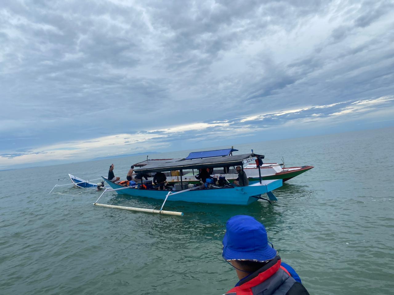 EVAKUASI: Proses penyelamatan dua pemancing yang menjadi korban kapal terbalik akibat cuaca buruk di perairan Teluk Lombok, Kecamatan Sangatta Utara, Kutim, Kamis (8/1). (Polres Kutim)