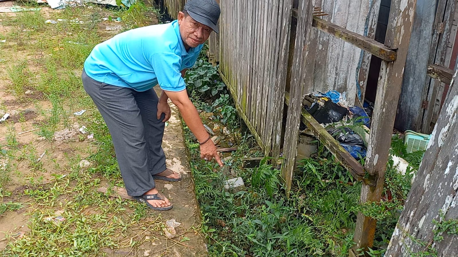 PROSES HUKUM: Polisi mengungkap fakta di balik penemuan bayi laki-laki yang diduga dibuang di pinggir lapangan kosong dekat saluran pembuangan. (EKO PRALISTIO/KP)