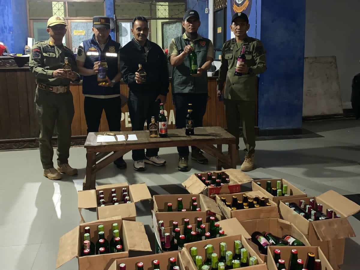 Petugas Satuan Polisi Pamong Praja (Satpol PP) PPU melakukan razia miras, baru-baru ini.