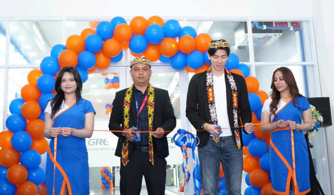 TELAH HADIR: Suasana peresmian dan pemotong pita unit Kantor Gree di Samarinda oleh Nicky Lee, Vice President Gree (dua kanan), dan Yoppy Kurniawan, Branch Banager of East Kalimantan (kiri dua).