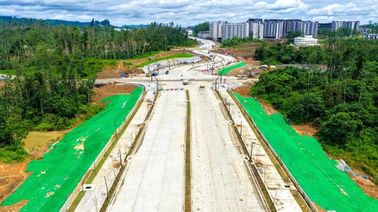 UTAMA: Proyek pembangunan jalan utama yang menghubungi KIPP IKN dalam proses penyelesaian.
