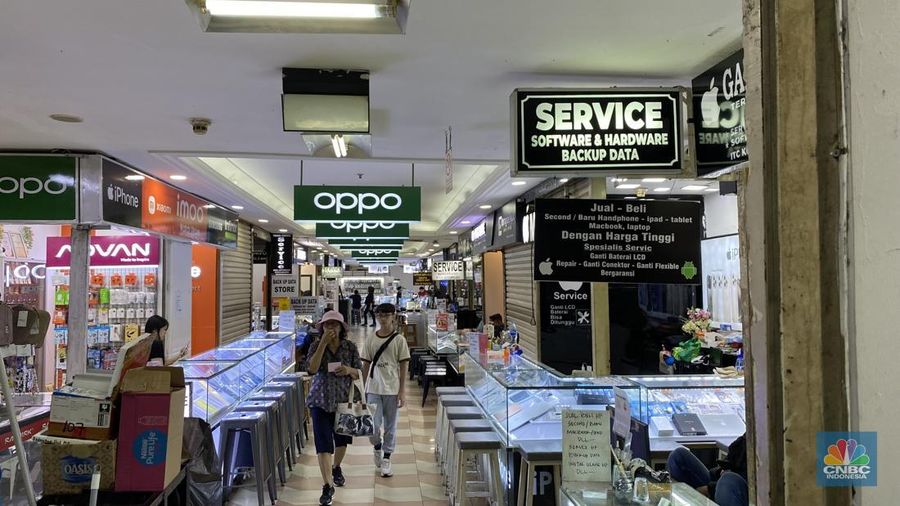Jasa service HP di sebuah kota di Indonesia.