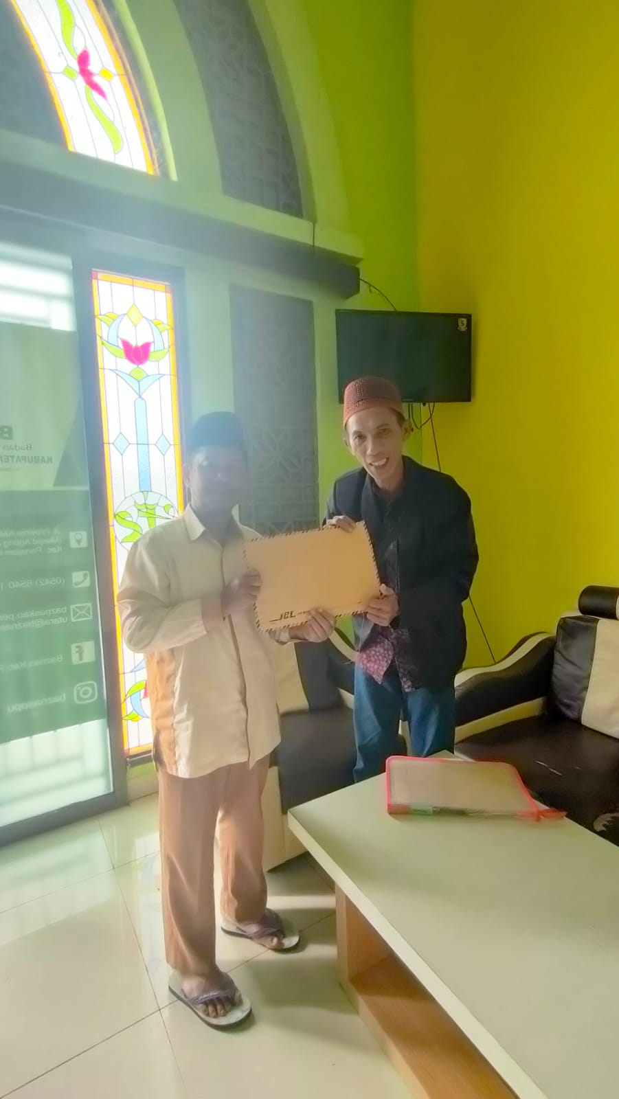 DITINDAKLANJUTI: Ketua DMI PPU, KH. Rifai Remba (kiri) menerima surat pengaduan Paul Amka. Surat pengaduan telah ditindaklanjuti melalui rapat.