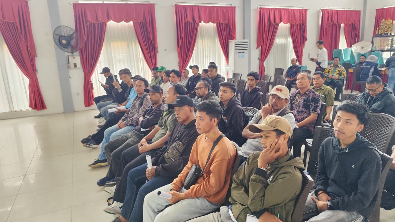 PEMBEKALAN: Puluhan calon operator insinerator mendapat pelatihan pengoperasian mesin mengolah sampah di aula kantor Kecamatan Samarinda Ulu, Jumat (9/1).