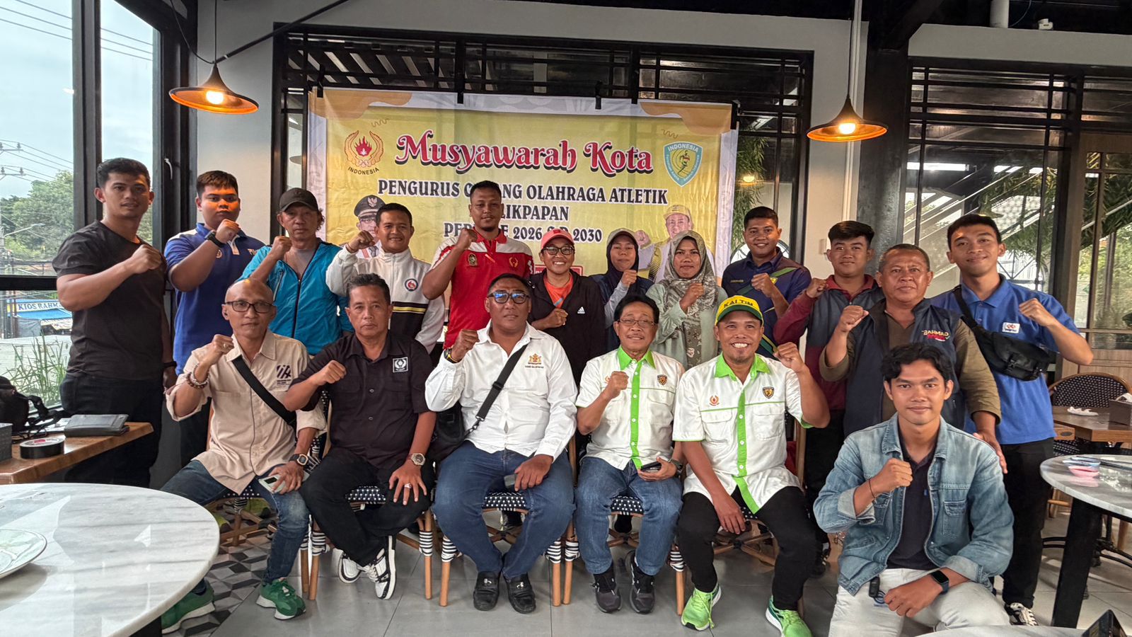 AKLAMASI: Andi Achmad Mutawally (duduk, ketiga kiri) memimpin PASI Balikpapan periode 2026-2030.
