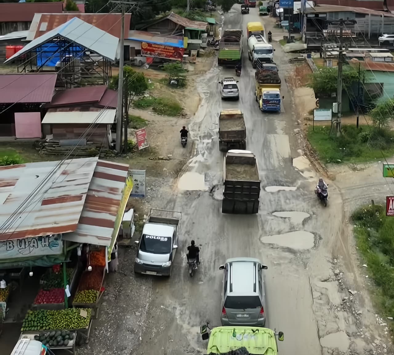 PENUH LUBANG: Kondisi jalan rusak dan berlubang di Kecamatan Muara Wahau, Kutai Timur.