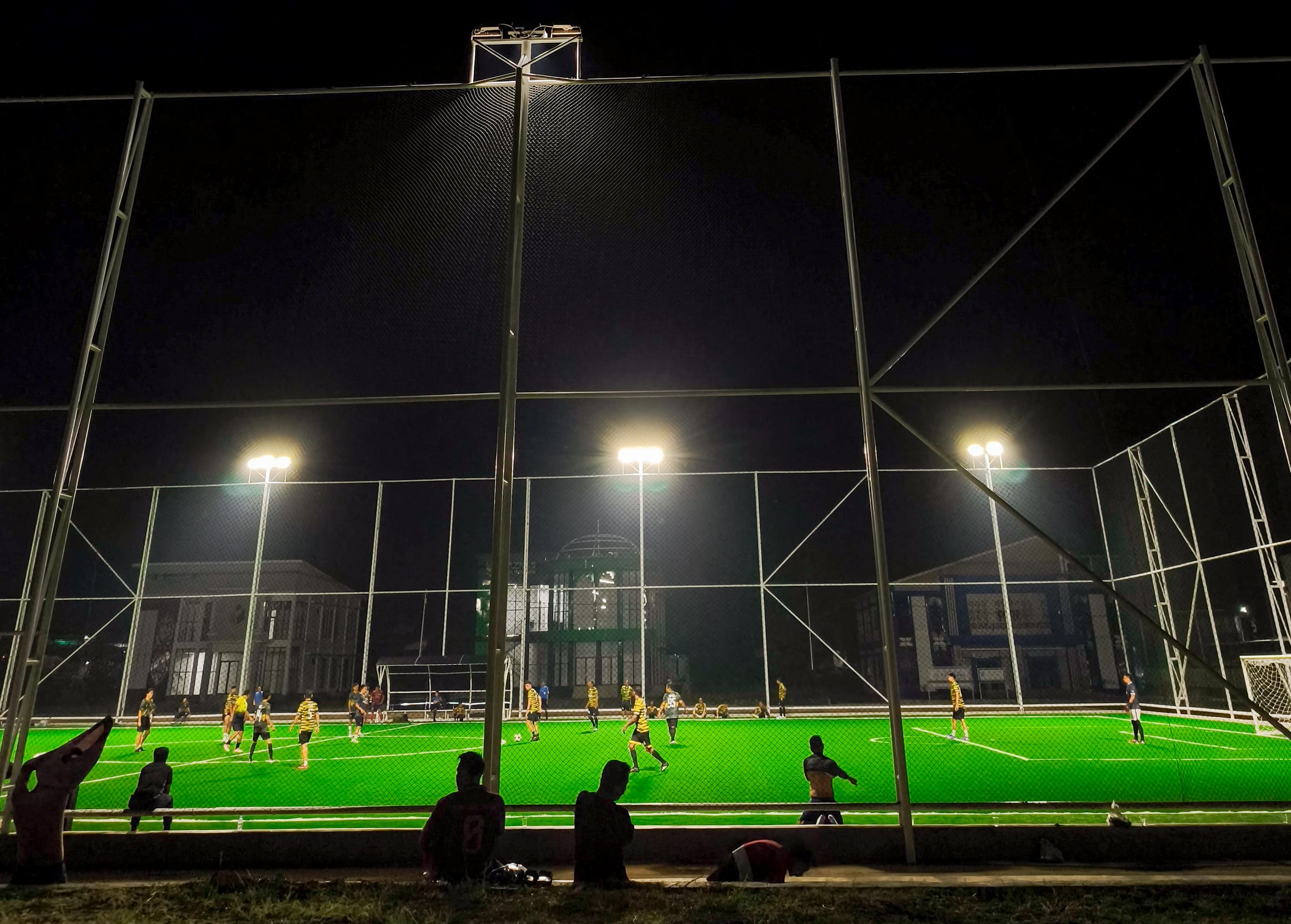 UJI COBA: Pemkot Bontang melakukan uji coba terkait hasil pengerjaan lapangan minisoccer di wilayah HOP 1, Kelurahan Satimpo.