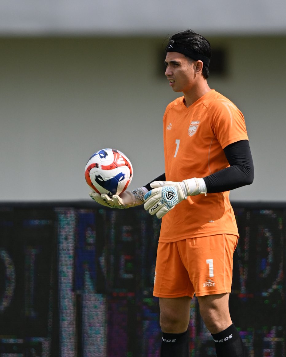 Nadeo bertugas sebagai kiper Borneo FC saat melawan Persita Tangerang.