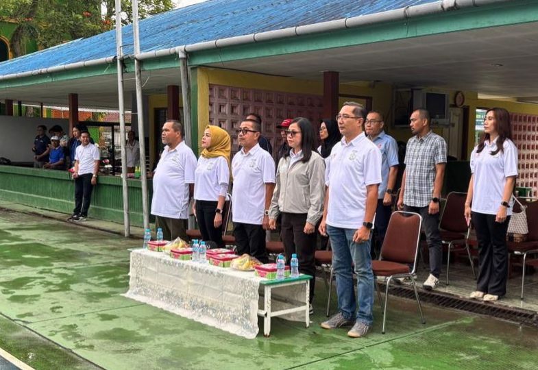 Ketua Pesti Kaltim, Fransisca Christine Sinulingga (kedua kanan, depan) bersama Ketua KONI Kaltim, Rusdiansyah Aras (ketiga kiri) saat pembukaan BK Porprov 2025 cabor soft tenis.