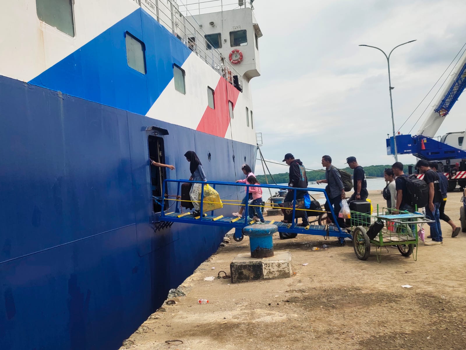 MOBILISASI PENUMPANG: Pelabuhan Loktuan dipadati penumpang pada arus balik nataru di 8 Januari 2026 lalu.