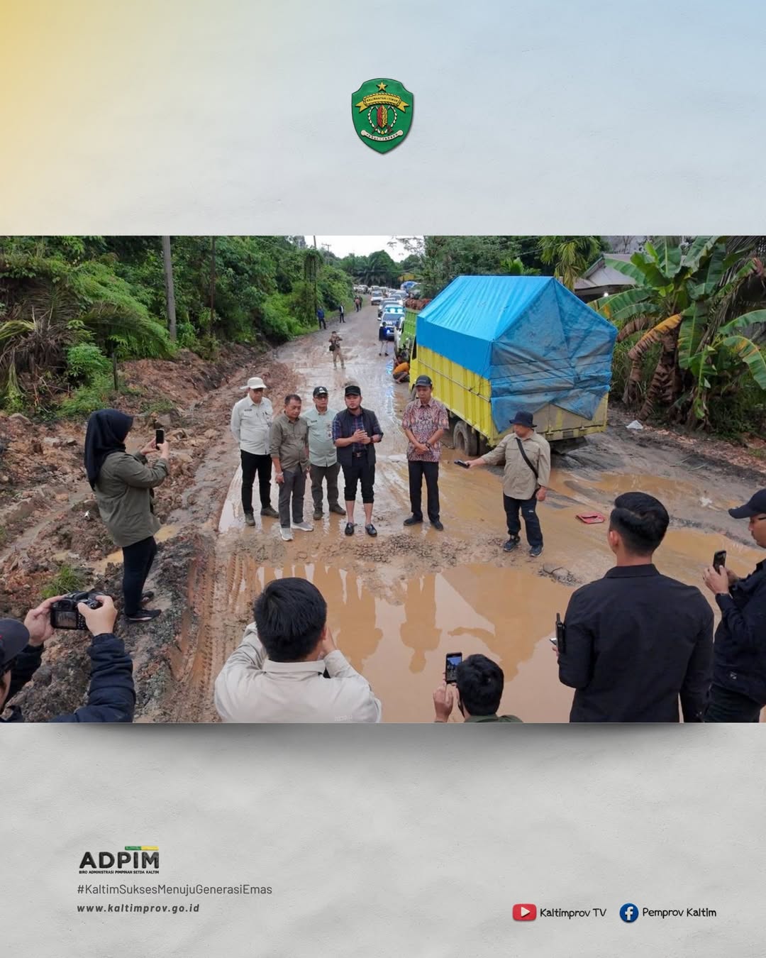 KONDISINYA MEMPRIHATINKAN:  Jalan poros Kabupaten Kutai Barat arah Samarinda yang rusak parah dan hampir merata sepanjang jalan, ditinjau Gubernur Kaltim Rudy Mas&rsquo;ud dan rombongan, Kamis (8/1).