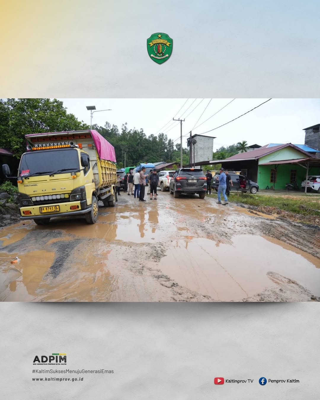 KONDISINYA MEMPRIHATINKAN:  Jalan poros Kabupaten Kutai Barat arah Samarinda yang rusak parah dan hampir merata sepanjang jalan, ditinjau Gubernur Kaltim Rudy Mas&rsquo;ud dan rombongan, Kamis (8/1).