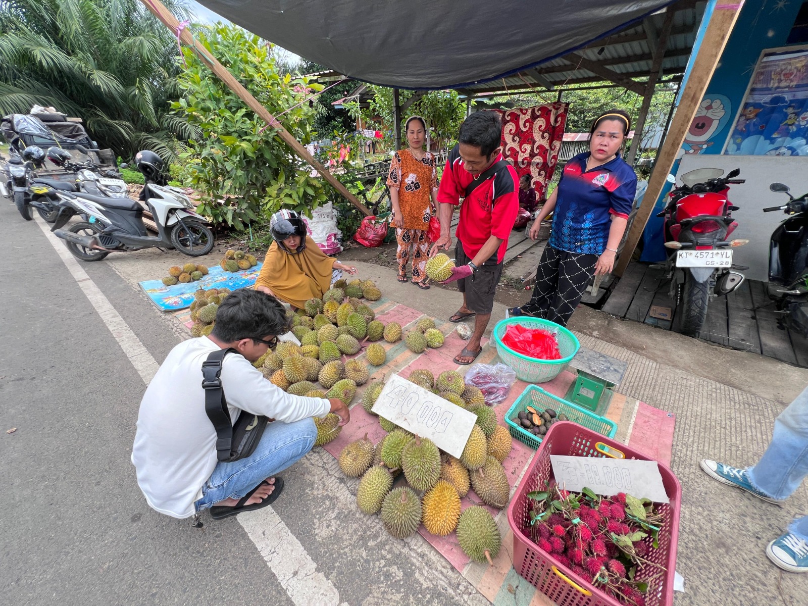 Pedagang durian di Kabupaten Paser banyak bermunculan dari pasokan lokal hingga luar daerah.