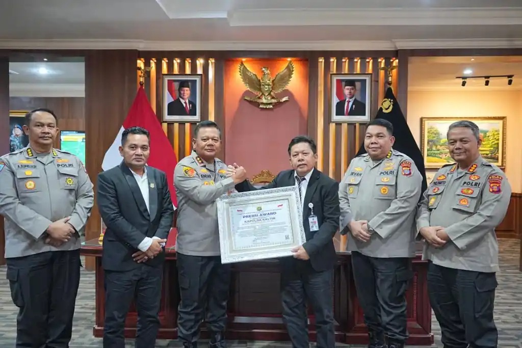 PENGHARGAAN: Piagam diberikan sebagai bentuk apresiasi atas dedikasi dan loyalitas tinggi Kapolda Kaltim beserta seluruh jajaran dalam meningkatkan kualitas pelayanan dan perlindungan ke masyarakat.