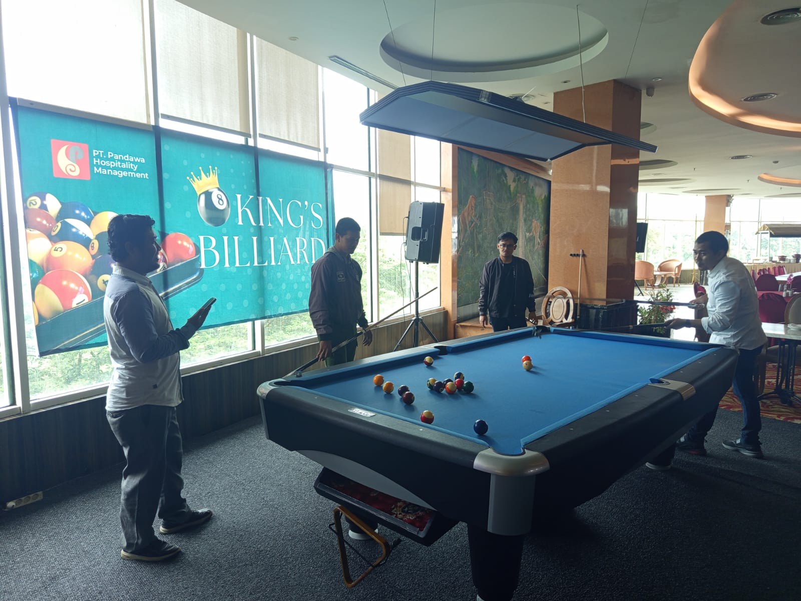 King Five Premiere Hotel Samarinda sediakan arena biliar eksklusif untuk pengalaman hiburan.