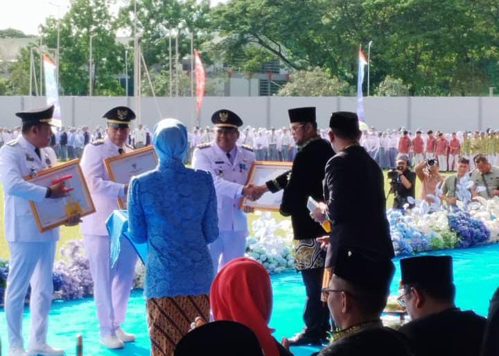 Camat Balikpapan Barat Erwin menerima penghargaan terbaik 3 Camat Berprestasi se- Kalimantan Timur yang diserahkan Gubernur&nbsp; Ruddy Mas