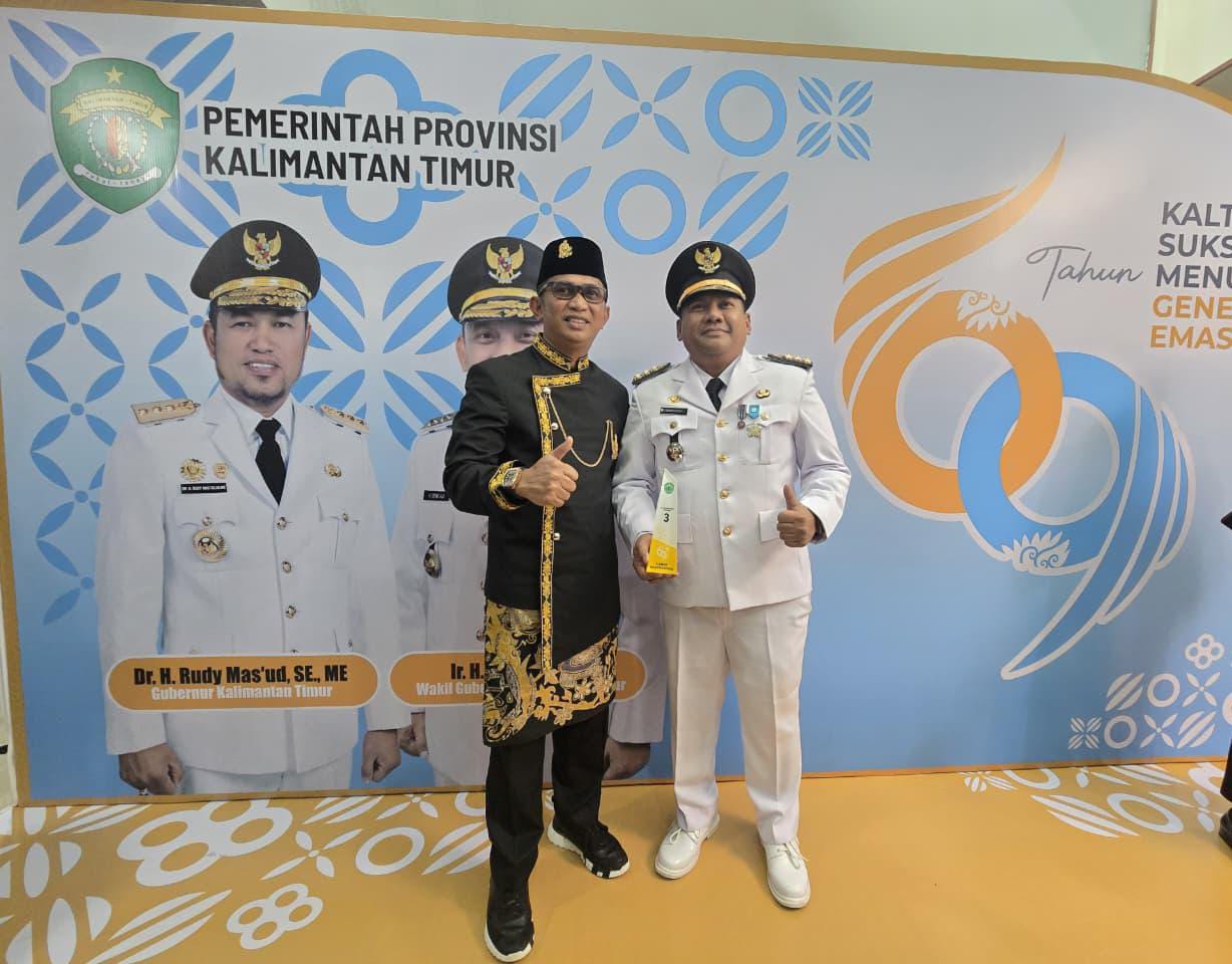 Wali Kota Balikpapan Rahmad Mas&rsquo;ud&nbsp; (kiri) memberi apresiasi atas penghargaan yang diterima Camat Balikpapan Barat Erwin.  &nbsp;