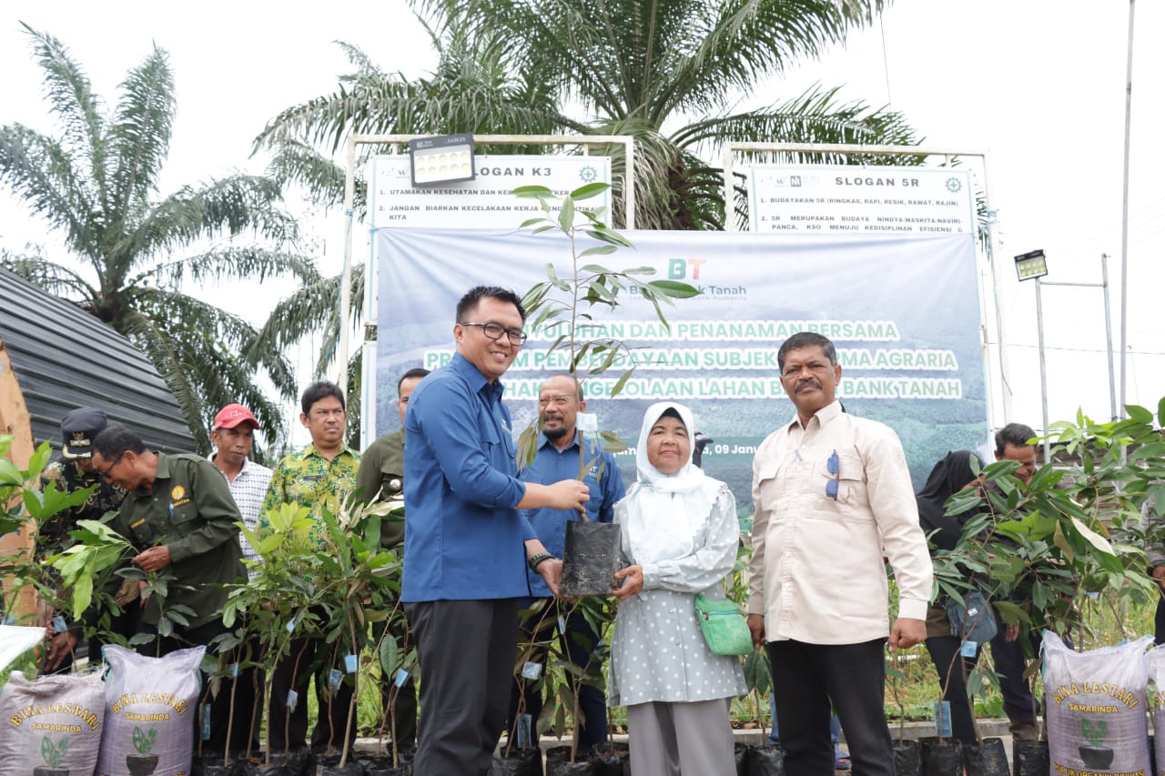 Perwakilan Badan Bank Tanah, Nova Suryandaru (kiri) bersama Kepala Dinas Pertanian PPU, Andi Trasodiharto (kanan) menyerahkan bantuan kepada petani sekitar wilayah IKN.  &nbsp;
