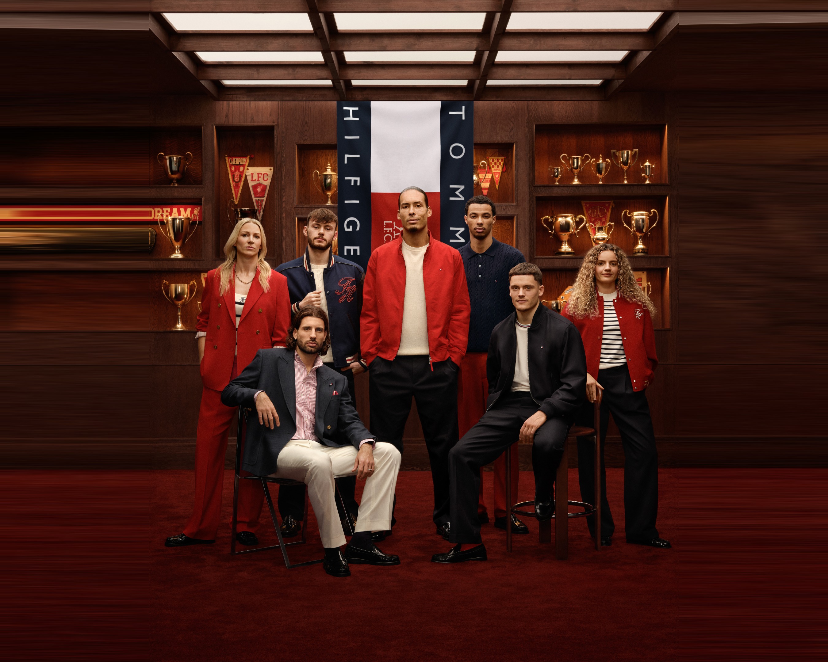 Dari kiri, bintang LFC Women Gemma Bonner, Dominik Szoboszlai, Conor Bradley, Virgil van Dijk, Hugo Ekitike, Florian Wirtz, dan model Leanne Kiernan mengenakan outfit Tommy Hilfiger.