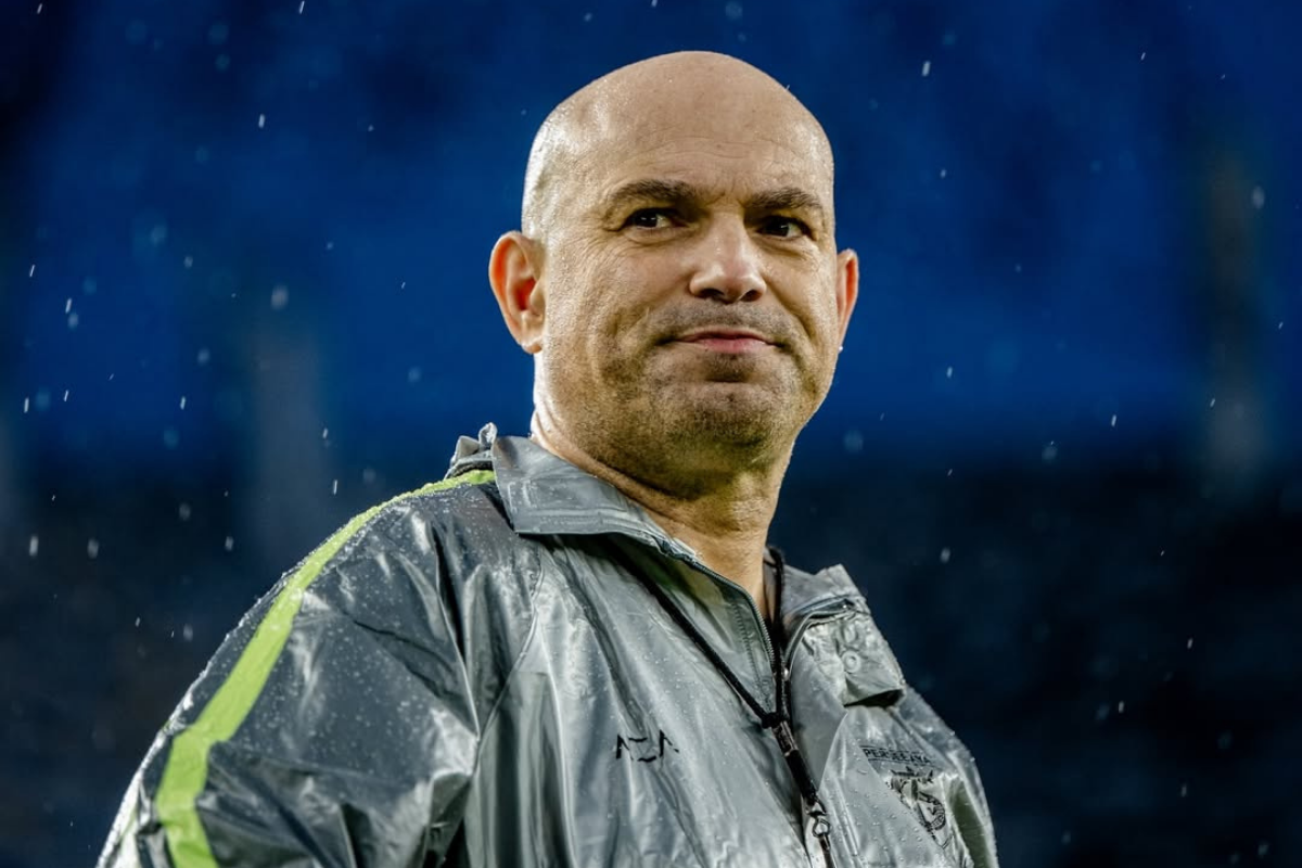Pelatih anyar Persebaya Surabaya, Bernardo Tavares, bersiap menjalani laga debutnya saat menghadapi Malut United pada pekan ke-17 Super League 2025-2026 di Stadion Gelora Bung Tomo.