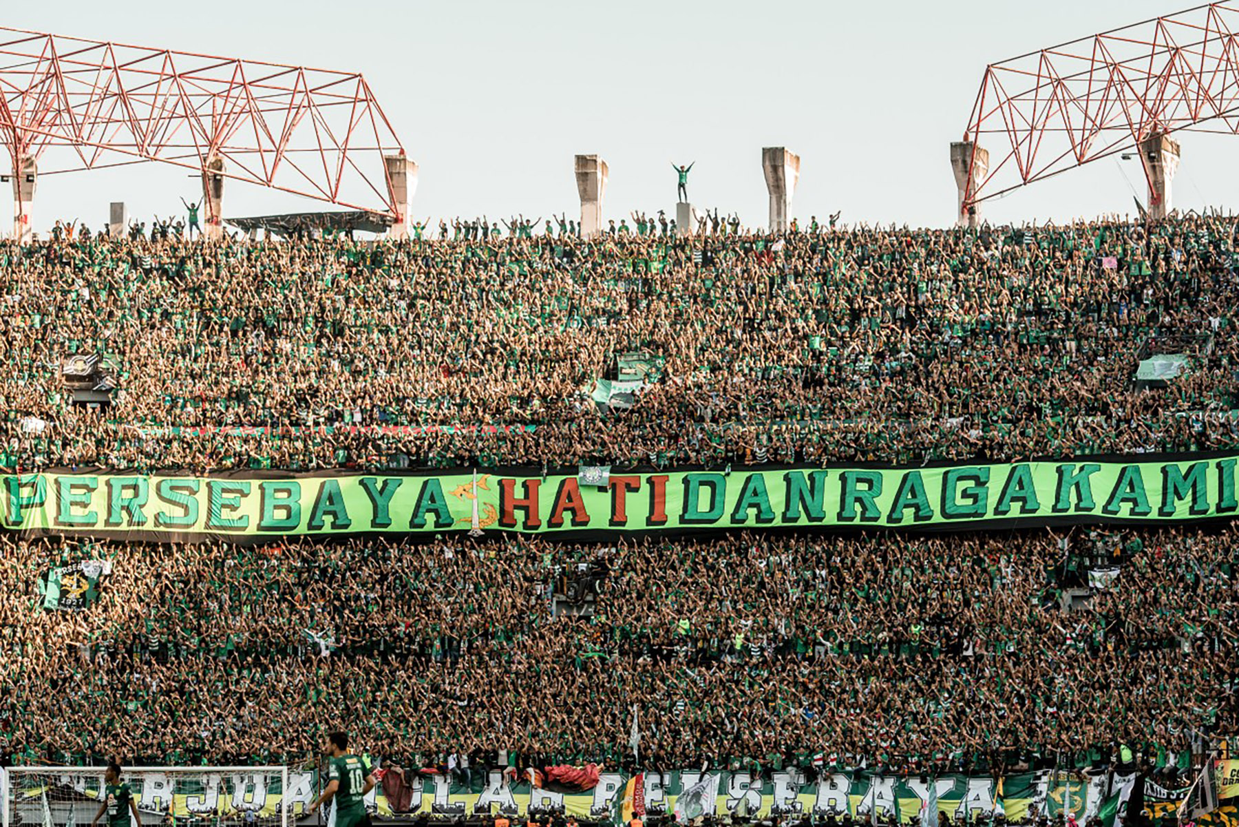 Lautan hijau Bonek dan Bonita di Stadion Gelora Bung Tomo menjadi energi tambahan bagi Persebaya Surabaya menghadapi laga penting Super League musim ini.