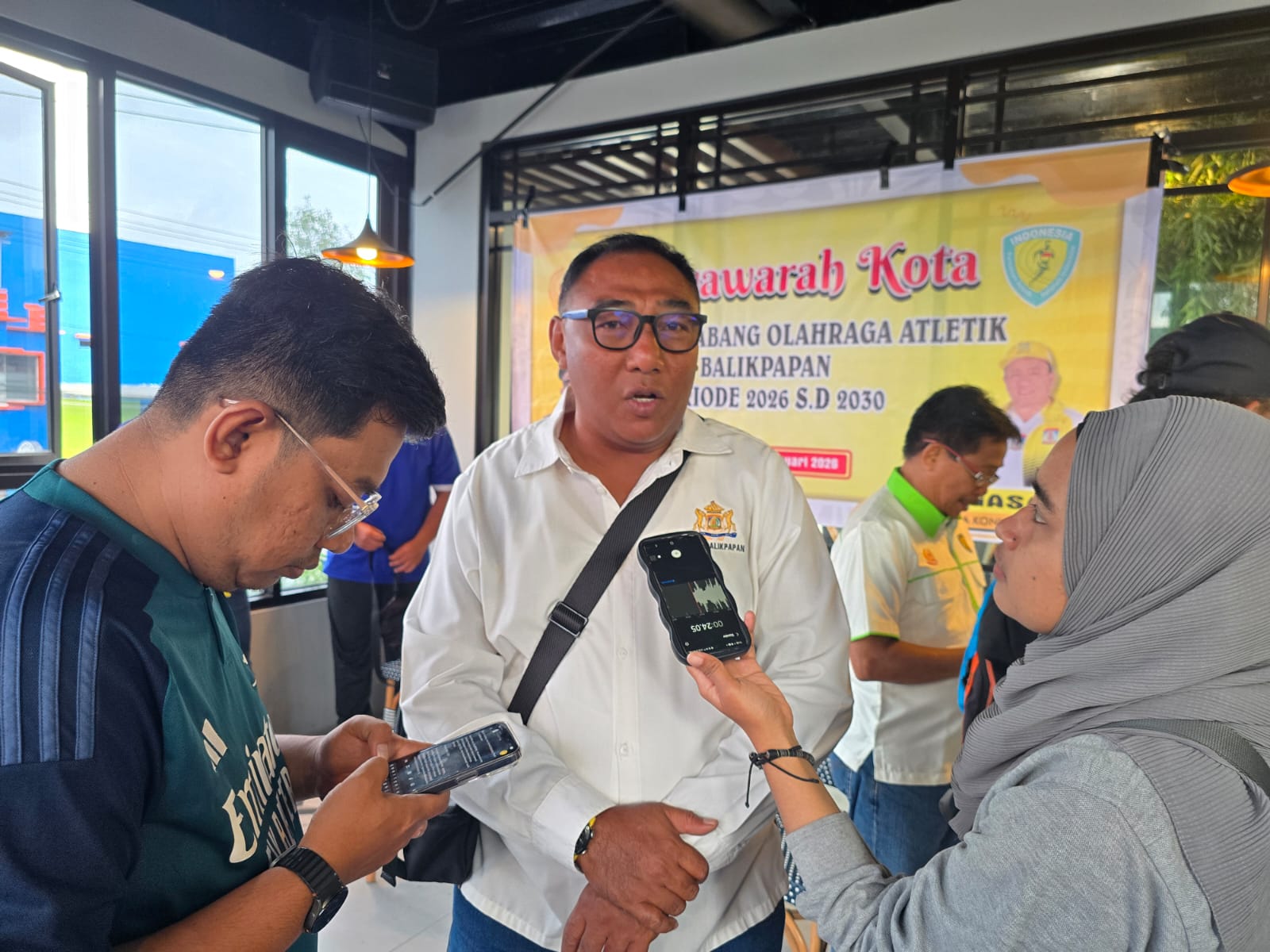 Andi Achmad Mutawally saat diwawancarai awak media.