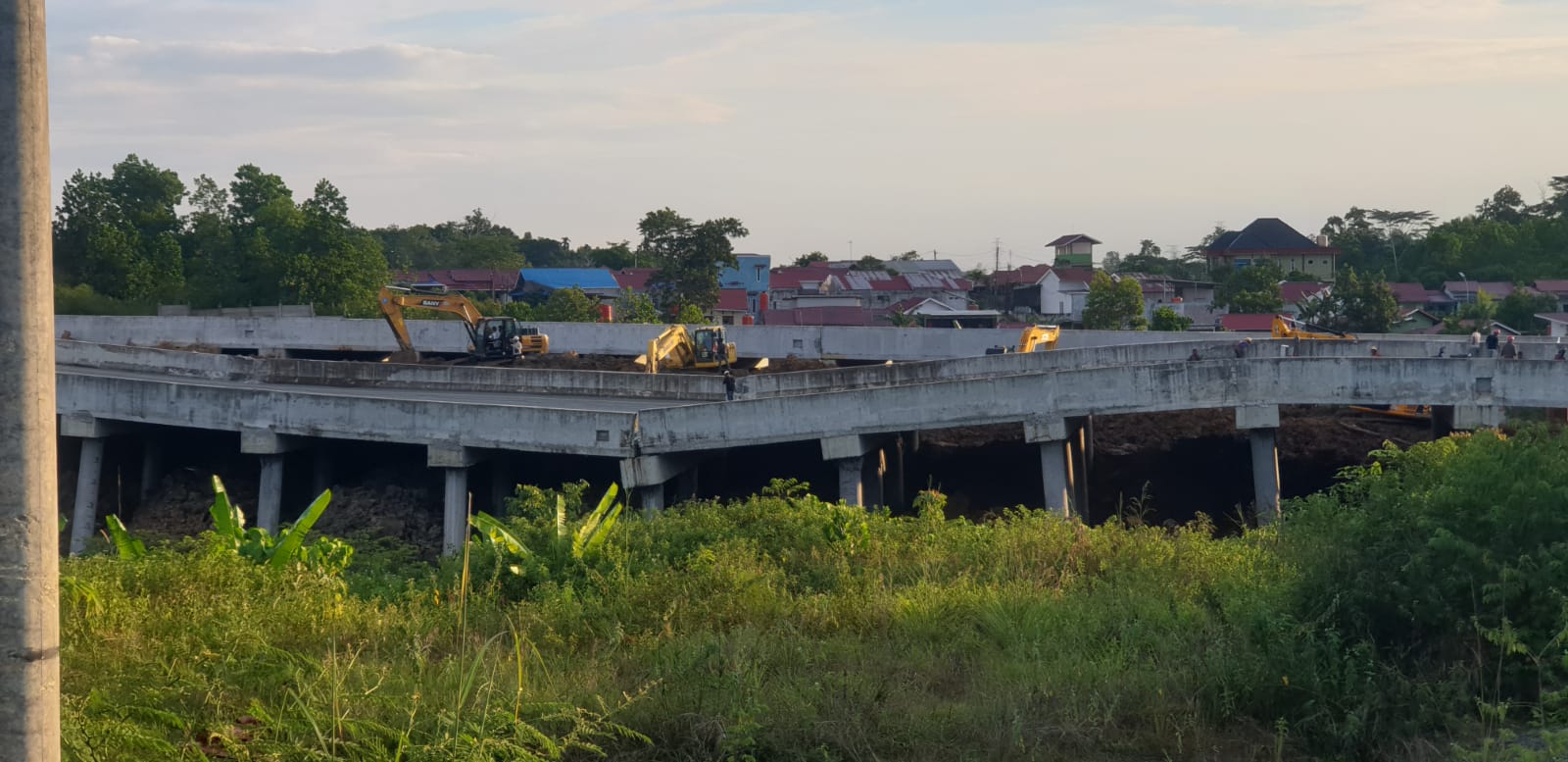 RUNTUH: Jalan tol Km 11 Balikpapan yang menghubungkan ke IKN dilaporkan runtuh akibat hujan deras.