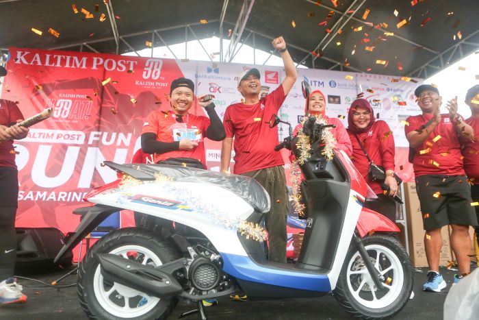 Hadiah utama berupa satu unit motor Honda Genio jatuh ke tangan Bayu, warga Jalan Cendana, RT 18, Kelurahan Teluk Lerong Ulu, Kecamatan Sungai Kunjang. (RAMA/KP)
