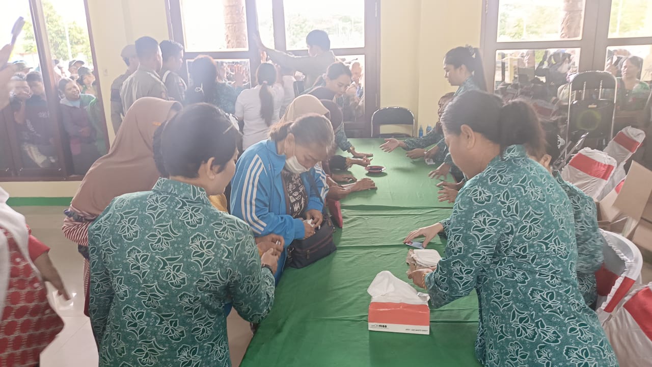 DISERBU: Bazar murah TP PKK Kubar yang digelar beberapa  waktu lalu diserbu masyarakat.