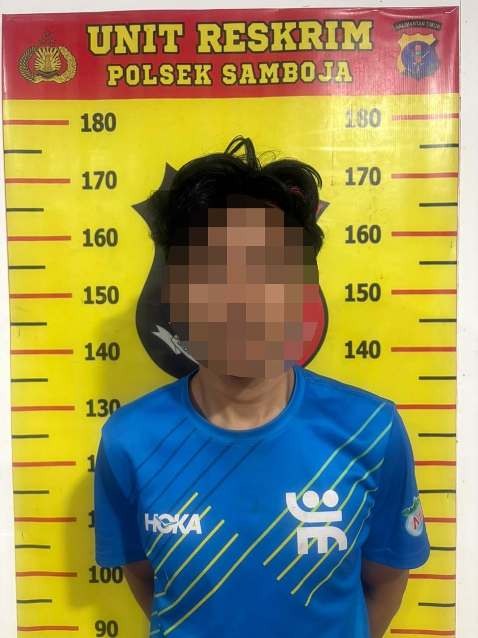 Terduga pelaku penyebaran konten pornografi yang melibatkan remaja saat diamankan di Polsek Samboja.