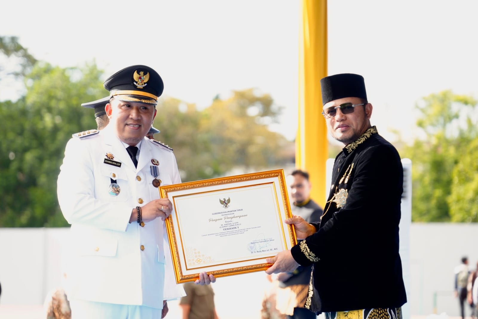 CAMAT TERBAIK: Camat Long Kali Muhammad Arfah (kiri) saat dinobatkan sebagai Camat Terbaik Kaltim 2025 oleh Gubernur Kaltim Rudy Mas
