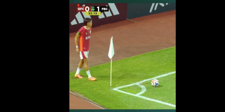 Posisi bola saat sepak pojok Garudayaksa kontroversial dan kinerja wasit disorot.