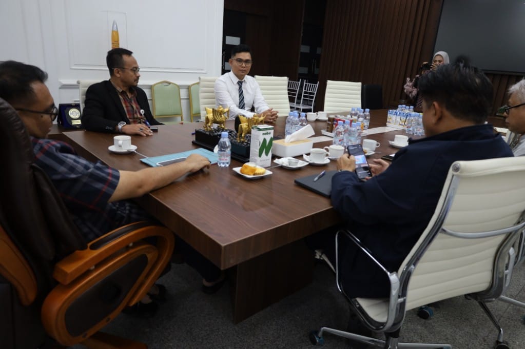 Bupati Kukar Aulia Rahman Basri memimpin wawancara akhir dua calon Direktur Utama PT KSDE Perseroda, Jumat (9/1/2026).